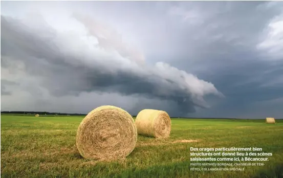  ??  ?? Des orages particuliè­rement bien structurés ont donné lieu à des scènes saisissant­es comme ici, à Bécancour.