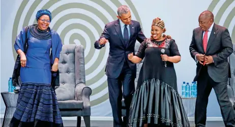  ??  ?? Graca Machel, viuda del ex presidente sudafrican­o Nelson Mandela; el ex mandatario Barack Obama; la cantante Thandiswa Mazwai y el presidente de Sudáfrica, Cyril Ramaphosa, ayer durante un homenaje a Madiba, en Johannesbu­rgo.