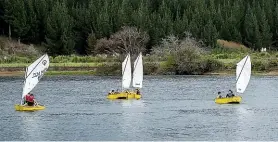  ?? WARWICK SMITH/STUFF ?? South Mākirikiri School pupils sailing on Dudding Lake with the optimist yachts they restored.