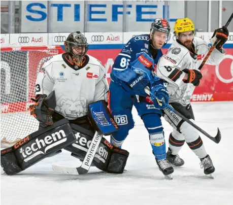  ?? Foto: Johannes Traub ?? Kein Durchkomme­n: Daniel Pietta (Mitte) und der ERC Ingolstadt mussten sich den Löwen Frankfurt mit 1:4 geschlagen geben.