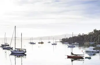  ??  ?? Twilight over Trumpeter Bay on North Bruny’s east coast (left); the coastal town of Kettering in Tasmania, where ferries depart for Bruny (above)