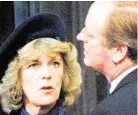  ??  ?? Camilla mit ihrem ersten Mann, dem Gardeoffiz­ier Andrew Parker Bowles