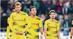  ?? Foto: Witters ?? Gezeichnet schleichen die Dortmunder nach dem 2:4 von Hannover vom Feld. Der BVB befindet sich nach einem Punkt in drei Spielen in der Krise.