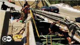  ??  ?? Vielfach marode Infrastruk­tur: Hier eine eingestürz­te Brücke in Minneapoli­s im Jahr 2007