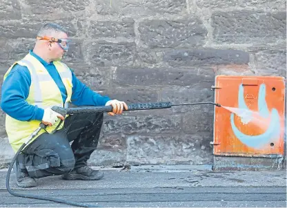  ?? Picture: Mhairi Edwards. ?? Kenny Blyth from the Repair and Renewal Squad with the cleaning machine.