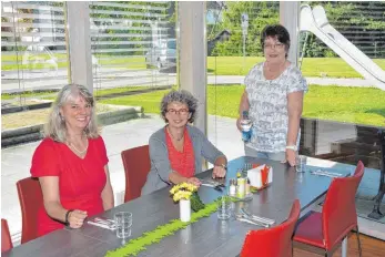  ?? FOTO: CHRISTOPH KLAWITTER ?? In den Lebensräum­en, die beim Fest auch besichtigt werden können, wird regelmäßig ein Mittagstis­ch angeboten, der für jeden offen ist. Hier bedient Marianne Schlewek (rechts) Gudrun Steinmann (links) und Edith Bochtler-Walla (Mitte).