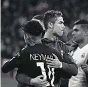  ??  ?? Neymar in azione con la maglia del Paris Saint Germain. A sinistra, mentre abbraccia Cristiano Ronaldo.