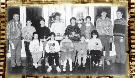  ?? ?? Winners and runners-up in Mitchelsto­wn Juvenile Badminton quiz, pictured with Miko O’Grady (quiz master), club captain Pat Molan and club PRO John Sheehan in 1987.