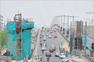  ?? RAVI CHOUDHARY/HT ?? Two pillars built on either side of NH-24 at Ghazipur for the constructi­on of Mukundpur-Shiv Vihar line were dismantled.