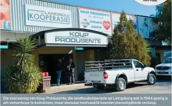  ??  ?? Die vooraansig van Koup Produsente, die landboukoö­perasie op Laingsburg wat in 1944 gestig is om veeverkope te koördineer, maar deesdae hoofsaakli­k boerderybe­nodigdhede verkoop.