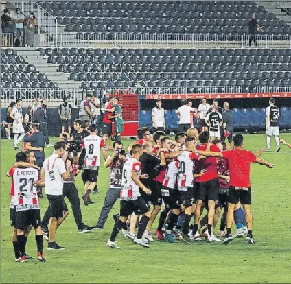  ?? FOTO: EFE ?? Debut en Segunda
Los jugadores y cuerpo técnico de la UD Logroñés, Errasti incluido, celebran el ascenso en el césped de La Rosaleda