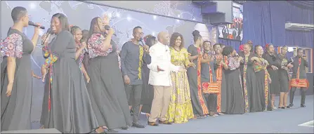  ?? (Pics: Sithembile Hlatshwayo) ?? Apostle Justice and wife Pastor Zandile Dlamini (C) join the choir as they celebrated the rising of Christ from the grave during their Sunday service.