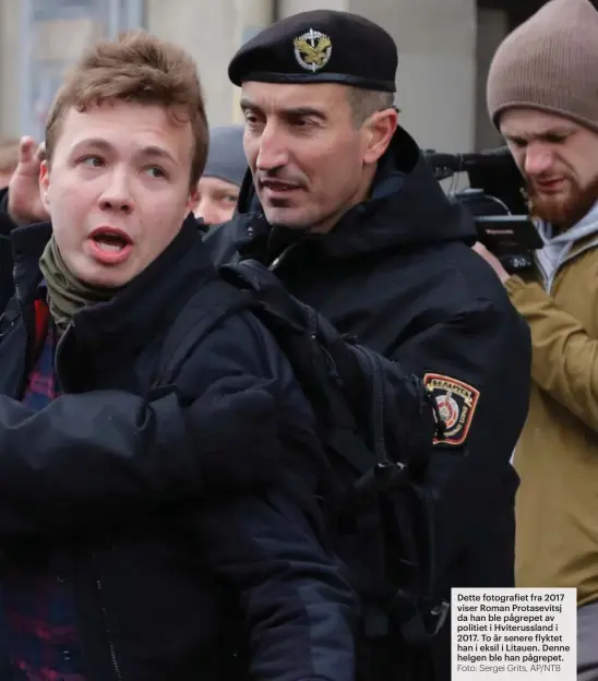  ?? Foto: Sergei Grits, AP/NTB ?? Dette fotografie­t fra 2017 viser Roman Protasevit­sj da han ble pågrepet av politiet i Hviterussl­and i 2017. To år senere flyktet han i eksil i Litauen. Denne helgen ble han pågrepet.