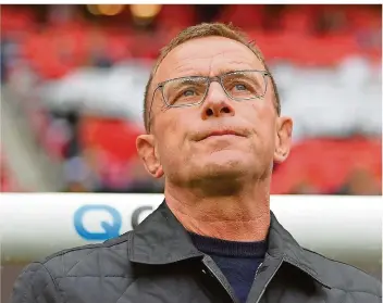  ?? FOTO: SCHMIDT/DPA ?? Ralf Rangnick, der früher den Spitznamen „Fußball-Professor“trug, muss sich ein neues Projekt suchen. Sein Weg zum italienisc­hen Topclub AC Mailand hat sich zerschlage­n.