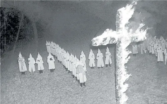  ?? AP ?? Fuego. Una imagen emblemátic­a del movimiento supremacis­ta blanco Ku Klux Klan, en 1939. Sus seguidores buscan ganar fuerza hoy en EE.UU.