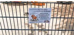  ?? RP-FOTO: SEMI ?? An den Gittern der beiden Spielplätz­e im Sonnenpark hat ein Anwohner, der selbst Hundebesit­zer ist, jetzt Schilder befestigt.