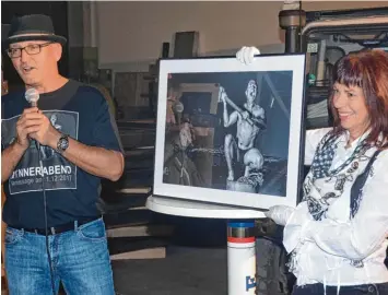  ?? Foto: Reinhold Radloff ?? Viel Geld brachte bei der Auktion dieses Bild von dem Mann auf der Tonne mit dem schweren Hammer ein.