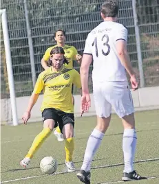  ?? NGZ-FOTO: A. TINTER ?? Zwei Hauptdarst­eller: Lennart Ingmann (l.) schoss beide Tore des SC Kapellen, der 2,04 Meter große Daniel Boldt war an fast jedem Angriff beteiligt.