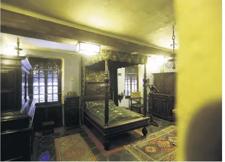  ?? (Photo Frantz Bouton) ?? La chambre du prieur et son authentiqu­e lit d’époque Henri II à côté du lutrin d’église posé sur un aigle.