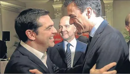  ?? EFE ?? Pedro Sánchez rompió el hielo con Alexis Tsipras en la cita de los socialdemó­cratas europeos en Bruselas