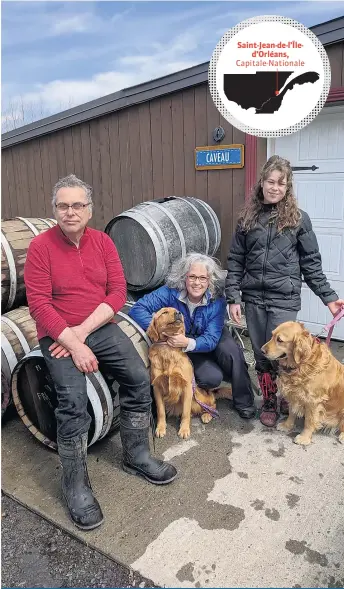  ??  ?? Vincent Noël, France Gagnon, leur fille Élia et les chiens Gadelle et Rayah devant le caveau de la ferme.