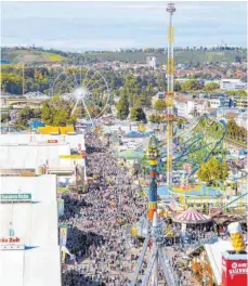  ?? FOTO: ARNULF HETTRICH/IMAGO IMAGES ?? So wird es erst 2021 wieder sein: Luftaufnah­me des 174. Cannstatte­r Volksfests vergangene­n Herbst. Wasen Nr. 175 ist abgesagt.