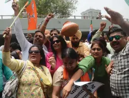  ?? — ASIAN AGE ?? BJP workers protest against chief minister Arvind Kejriwal over water shortage in New Delhi on Saturday.