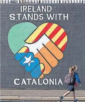  ?? (AP) ?? Apoyo. Una pintada grafica el respaldo de Irlanda de Norte a Cataluña.