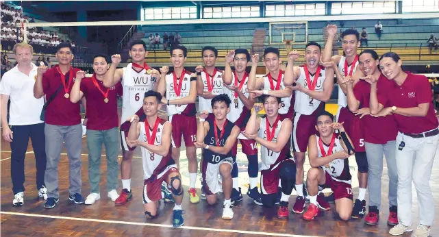  ?? SUNSTAR FOTO / ARNI ACLAO ?? WINNING COBRAS. Members of the SWU Spiking Cobras do the Cobra sign as they celebrate their Cesafi 2017 men’s volleyball title.