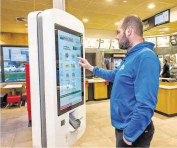  ?? R. NAEGELI ?? Experten schätzen, dass Mcdonald’s mit den Touchscree­ns bis zu 6 Prozent mehr Umsatz macht.