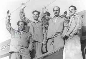  ??  ?? Cordée. Le 30 mars 1950, l’expédition française en Himalaya embarque dans l’avion spécial pour le Népal à l’aérodrome du Bourget. De g. à dr. : Louis Lachenal, Maurice Herzog, Gaston Rébuffat (caché), Lionel Terray, Jean Couzy.