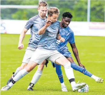  ?? FOTO: JOSEF KOPF ?? Der SC Unterzeil-Reichenhof­en (graue Trikots) hat sich verdient gegen den Erzrivalen FC Leutkirch im Bezirkspok­al-Viertelfin­ale durchgeset­zt.