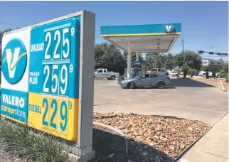  ?? David Hunn / Houston Chronicle ?? Customers stop for fuel on Thursday at the Valero station at Bissonnet and Newcastle.