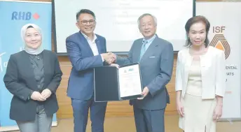  ?? ?? Mohd Rashid (second left) and Takashi (second right) at the signing of the sustainabi­lity-linked facility, witnessed by RHB group chief sustainabi­lity and communicat­ions officer Norazzah Sulaiman (left) and ISF chief marketing officer Khoo Yoke Lian.