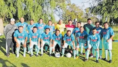  ?? /JOSÉ RIVEROS ?? Julio Aguilar, ex jugador profesiona­l del fútbol y oriundo de Santiago Tulantepec, ahora viste los colores del Oro F. C.