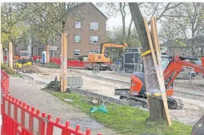  ?? FOTO: SVEN SCHALLJO ?? Aktuell ist die Jakob-Krebs-Straße gesperrt. Ein Zebrastrei­fen, Beleuchtun­g und eine Absenkung der Querungshi­lfe werden gebaut.