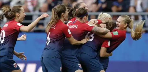  ?? ALESSANDRA TARANTINO THE ASSOCIATED PRESS ?? Guro Reiten, second right, is swarmed by teammates after scoring Norway’s first goal of an eventual 3-0 win against Nigeria in Reims, France, on Saturday.