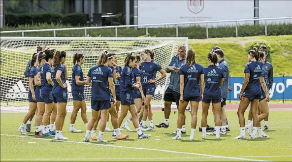  ?? FOTO: EFE ?? Calentando motores Las integrante­s de la selección española vienen ejercitánd­ose para llegar a la Eurocopa con la mejor preparació­n posible