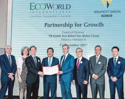  ?? PIC BY ASYRAF HAMZAH ?? Second Finance Minister Datuk Seri Johari Abdul Ghani (fourth from left) witnessing the exchange of documents between Eco World Internatio­nal Bhd (EWI) president and chief executive officer (CEO) Datuk Teow Leong Seng (third from left) and Willmott...