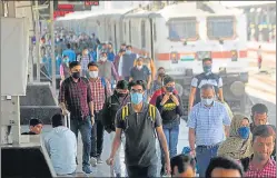  ?? DEEPAK GUPTA/HT PHOTO ?? Passengers cover their faces with masks to protect themselves from Covid infection, after alighting from trains at Lucknow’s Charbagh station on Friday.