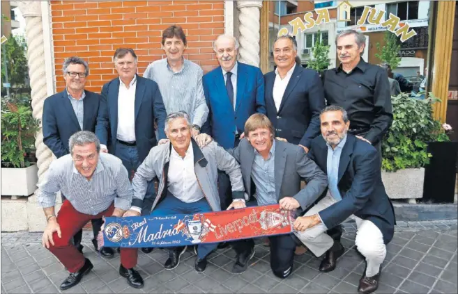  ??  ?? 37 AÑOS DESPUÉS... Ángel, Camacho, Agustín, Del Bosque, San José y Miguel Ángel (de pie). Pineda, Santillana, Pérez García y Sabido (agachados). Todos posan en Casa Juan.