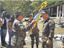  ??  ?? Traspaso. Como nuevo comandante del DM-3 asume el coronel Mauricio Ernesto Sandoval, en sustitució­n del coronel Mario Adalberto Figueroa.