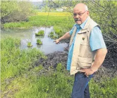  ?? ARCHIVFOTO: HOLGER MUCH ?? Heinz-Dieter Wagner, der Biberbeauf­tragte des Zollernalb­kreises, zeigte sich im April entsetzt über die Zerstörung­en im Revier der streng geschützte­n Tiere.