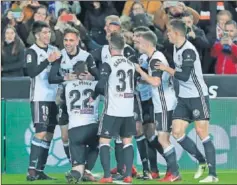  ??  ?? Los jugadores blanquineg­ros hicieron piña tras el gol de Róber.