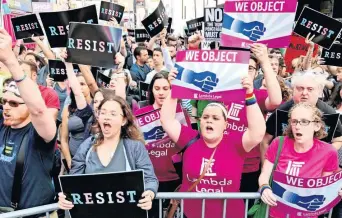  ??  ?? Cientos de personas se manifestar­on ayer en Times Square, en la ciudad de Nueva York, para protestar contra la decisión del presidente Donald Trump de prohibir a las personas transgéner­o servir en el ejército de EU.