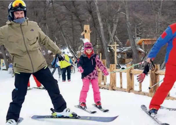  ??  ?? Adolfito ayudó a Myla, de 7 años, a dar sus primeros pasos en el esquí. Con su hija, Mía, y con la patrona de Brava Polo Team, Andrea Ferreira, levantaron la copa.