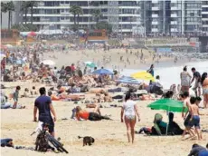  ??  ?? ► Las playas lucían con gran cantidad de personas.