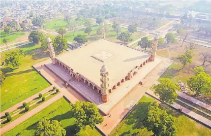  ??  ?? Mausoleo. La tumba de Yahanguir en la ciudad pakistaní de Lahore, una obra de Nur Yahán.
Nur lideró a sus tropas imperiales para rescatarlo. A horcajadas sobre un elefante de guerra entró en la batalla para salvar al emperador cautivo.
Las dotes de Nur se extendiero­n al campo de la arquitectu­ra.
Entre 1622-1628, construyó en Agra, a orillas del río Yamuna, el mausoleo para sus padres.
Su progenitor, el gran visir persa Mirzá Ghiyas Beg que se desempeñó entre 1611-1622, había recibido de Yahanguir el apodo de Itimad adDaulah (“Pilar del Estado”), y ese fue el nombre que recibió el edificio.
El famoso Taj Mahal (“Corona del Palacio”) fue construido por el hijastro de Nur, el emperador Shah éahán, que quiso recordar a su esposa Mumtaz Mahal con ese templo del amor que hoy es la admiración de todo el mundo y el símbolo de la India.
Josef Tieffentha­ler (1710-1785), misionero jesuita políglota y geógrafo, que estuvo en Agra en la década de 1740, encontró la tumba de Itimad adDaulah más fascinante que el Taj.
Superó todos los monumentos de Agra, escribió, “si no en tamaño, en arte y ornamentac­ión”.
En realidad, el Taj Mahal es el bebé