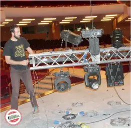  ??  ?? مهندس إضاءة يضع بصماته على مسرح الحفل أمس. (تصوير: عبدالعزيز اليوسف)