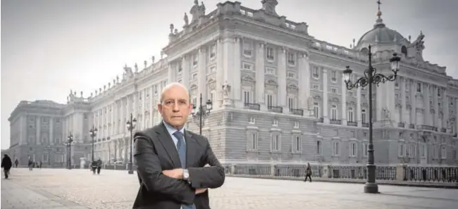  ?? IGNACIO GIL ?? José Antonio Zarzalejos posa para ABC ante el Palacio Real con motivo de la entrevista